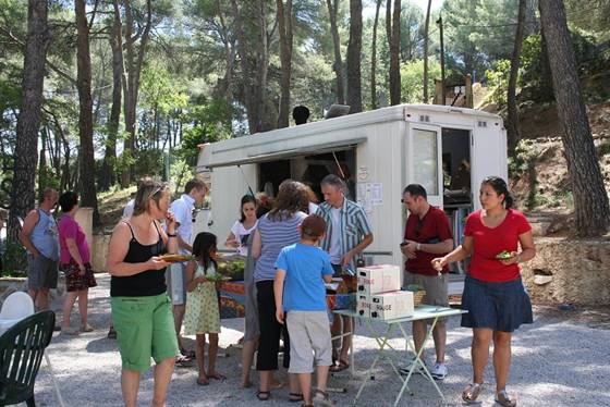 Repas extérieur à Eau Vive Provence